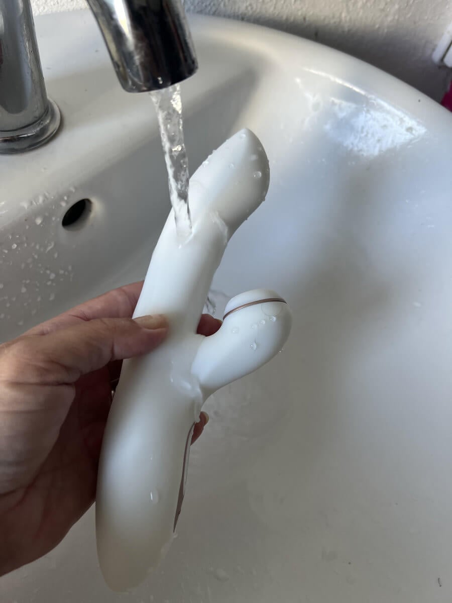 Satisfyer-G-Spot-Pro-unter-fliessendem-Wasser-reinigen