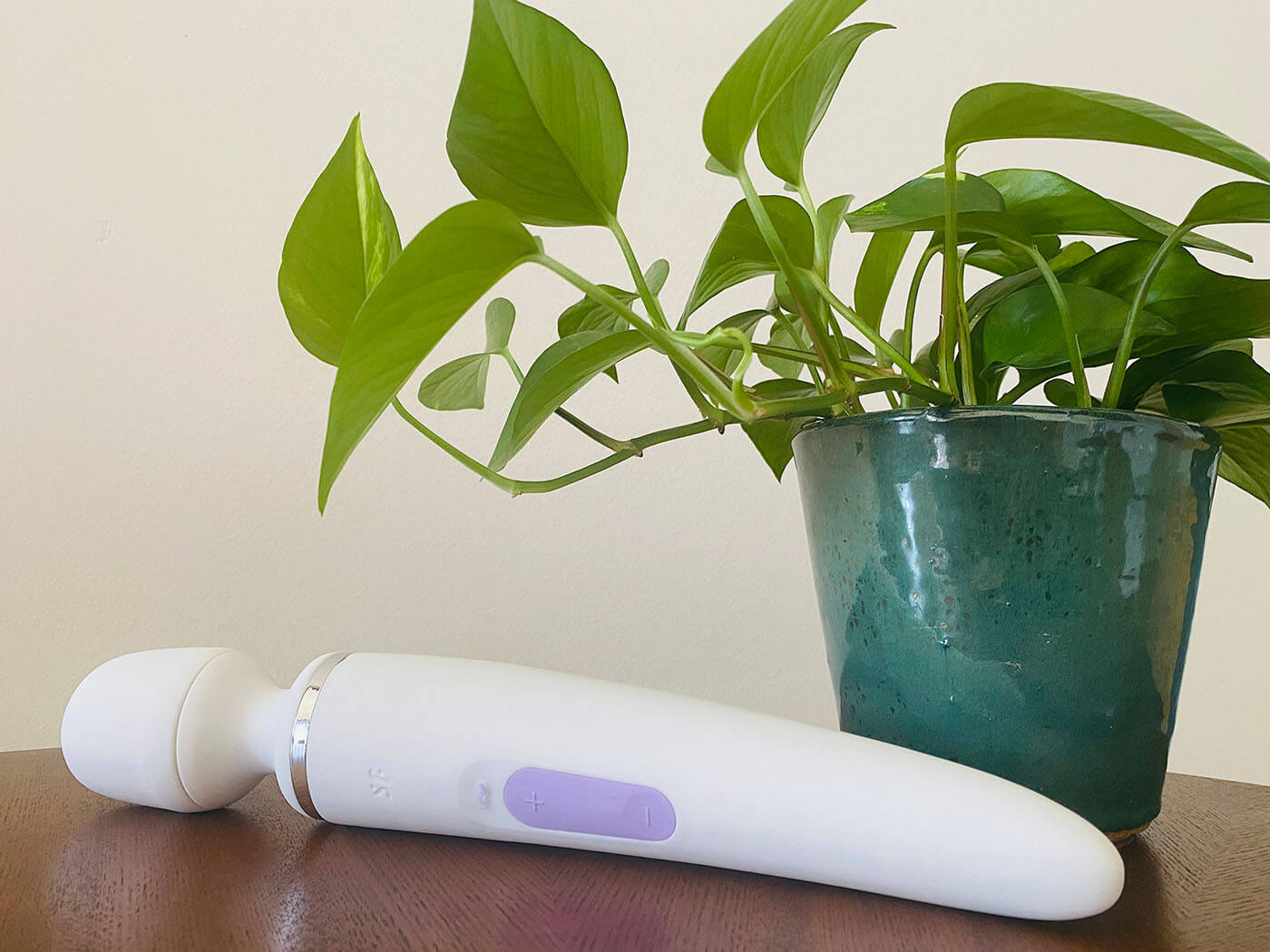 Satisfyer-Wand-Er-Woman-in-weiss