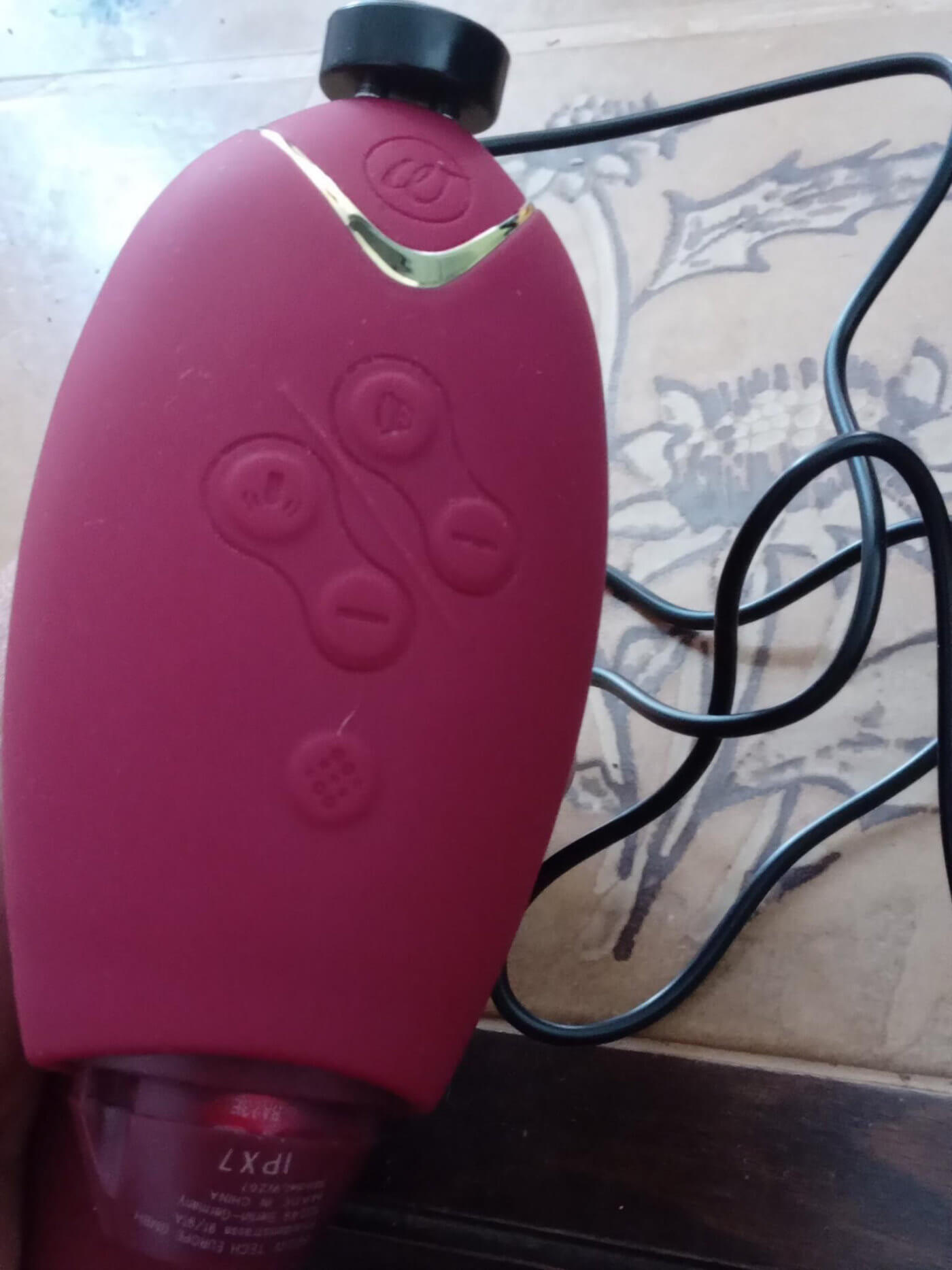 Womanizer-Duo-aufladen-mit-Magnetstecker