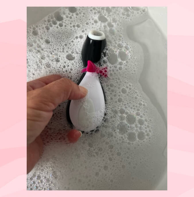 Satisfyer-Penguin-Pro-nimmt-ein-Schaumbad-Reinigung