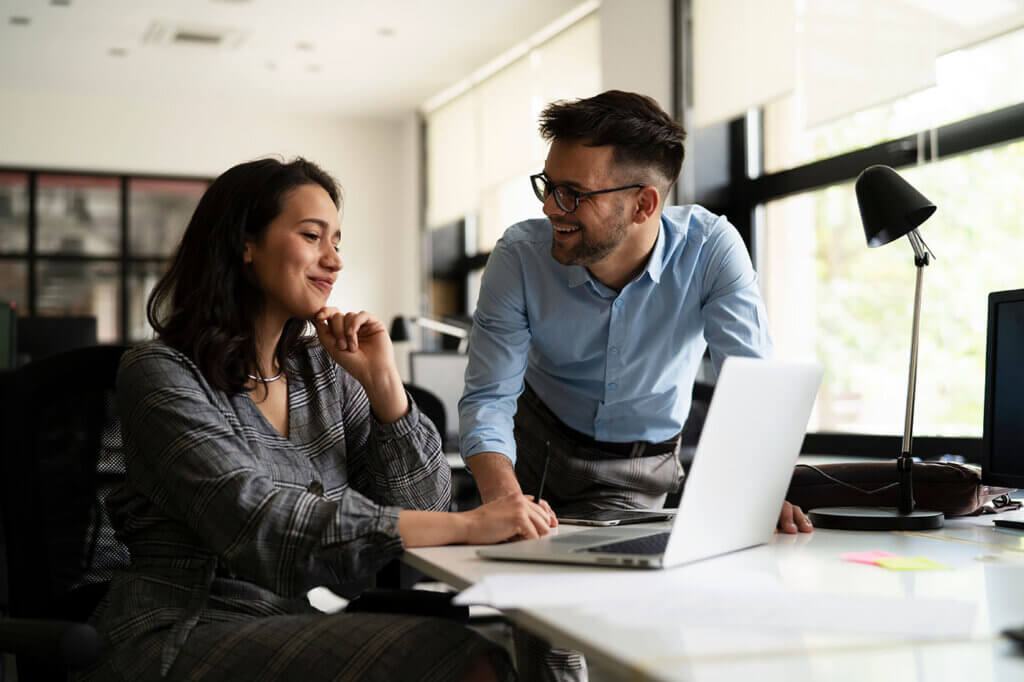 Vor-allem-Maenner-versuchen-sich-im-Job-nach-oben-zu-flirten-zeigt-eine-neue-Studie