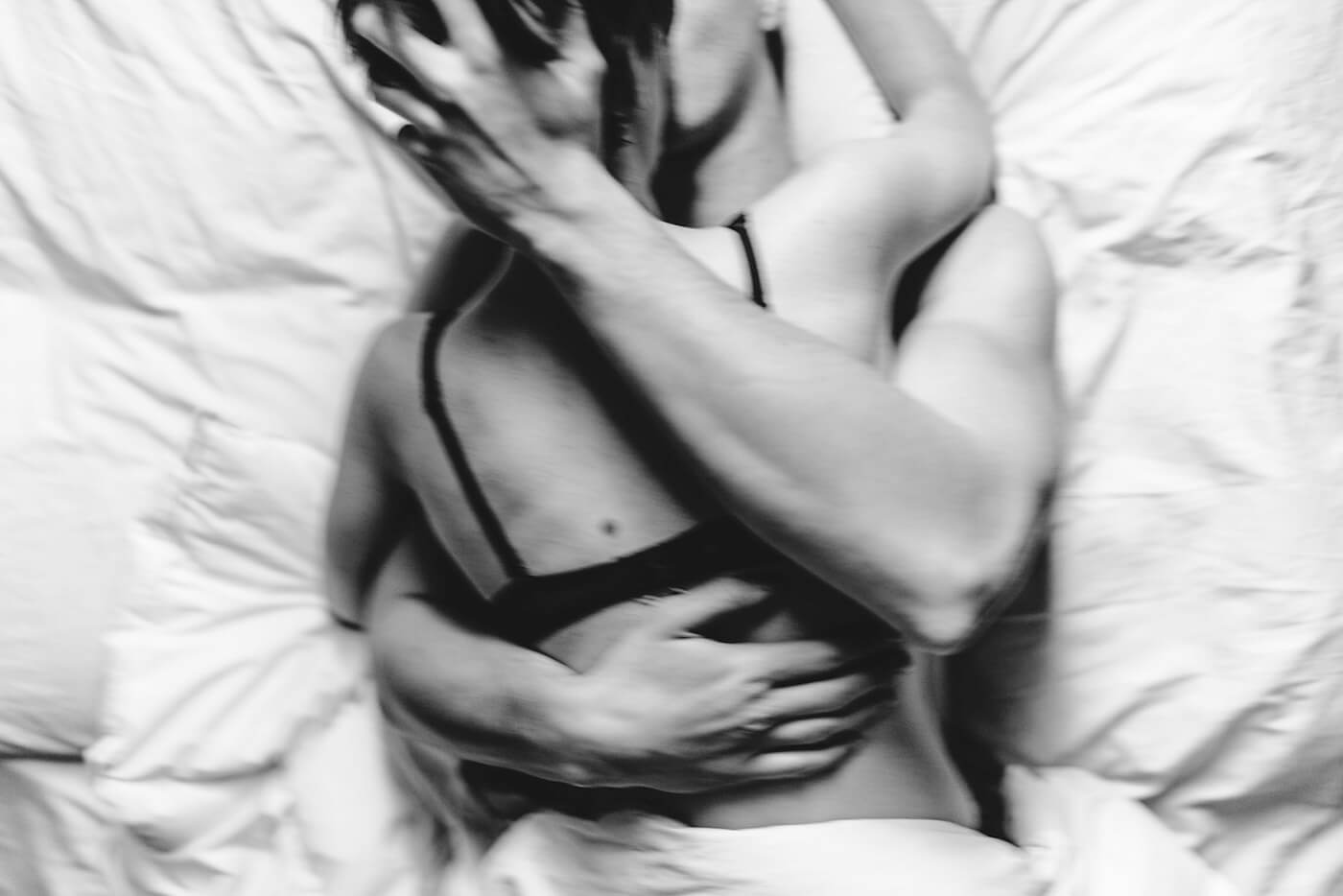 Sexuelle-Leidenschaft-Zufriedenheit-Studie-Paar-im-Bett