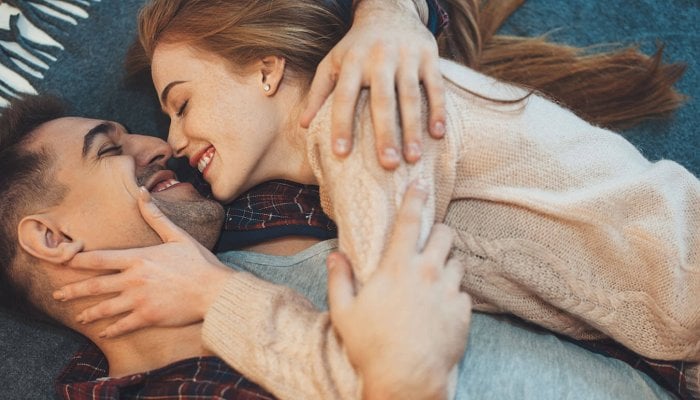 Anale-Stimulation-bei-Frauen-Paerchen-kuschelt