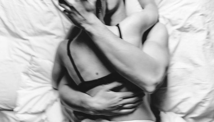Sexuelle-Leidenschaft-Zufriedenheit-Studie-Paar-im-Bett