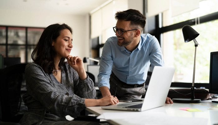 Vor-allem-Maenner-versuchen-sich-im-Job-nach-oben-zu-flirten-zeigt-eine-neue-Studie